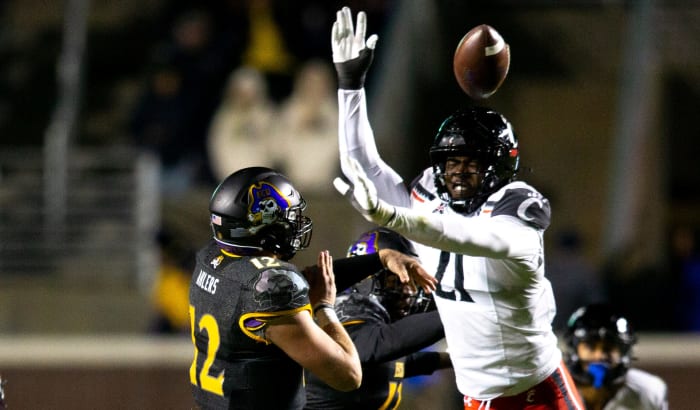 Cincinnati Bearcats defensive lineman Myjai Sanders (21) deflects a pass by East Carolina Pirates quarterback Holton Ahlers (12) in the second half of the NCAA football game at Dowdy-Ficklen Stadium in Greenville, NC, on Friday, Nov. 26, 2021. Cincinnati Bearcats defeated East Carolina Pirates 35-13. Cincinnati Bearcats At East Carolina Pirates 23